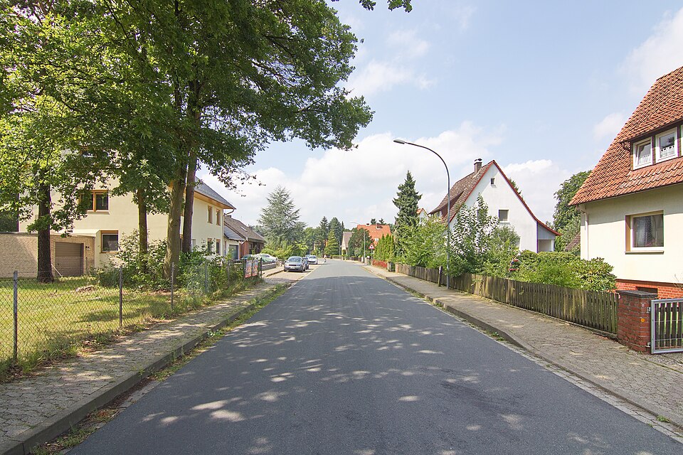 Wärmepumpe-Gurus in Adelheidsdorf – Schulstraße (Foto: Losch) Schulstraße in Adelheidsdorf – Wärmepumpe-Gurus vermittelt Fachbetriebe in Adelheidsdorf