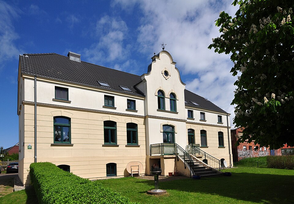Wärmepumpe-Gurus in Admannshagen-Bargeshagen – Baudenkmal, Hauptstraße (Foto: Jonas Rogowski) Baudenkmal, Hauptstraße in Admannshagen-Bargeshagen – Wärmepumpe-Gurus vermittelt Fachbetriebe in Admannshagen-Bargeshagen