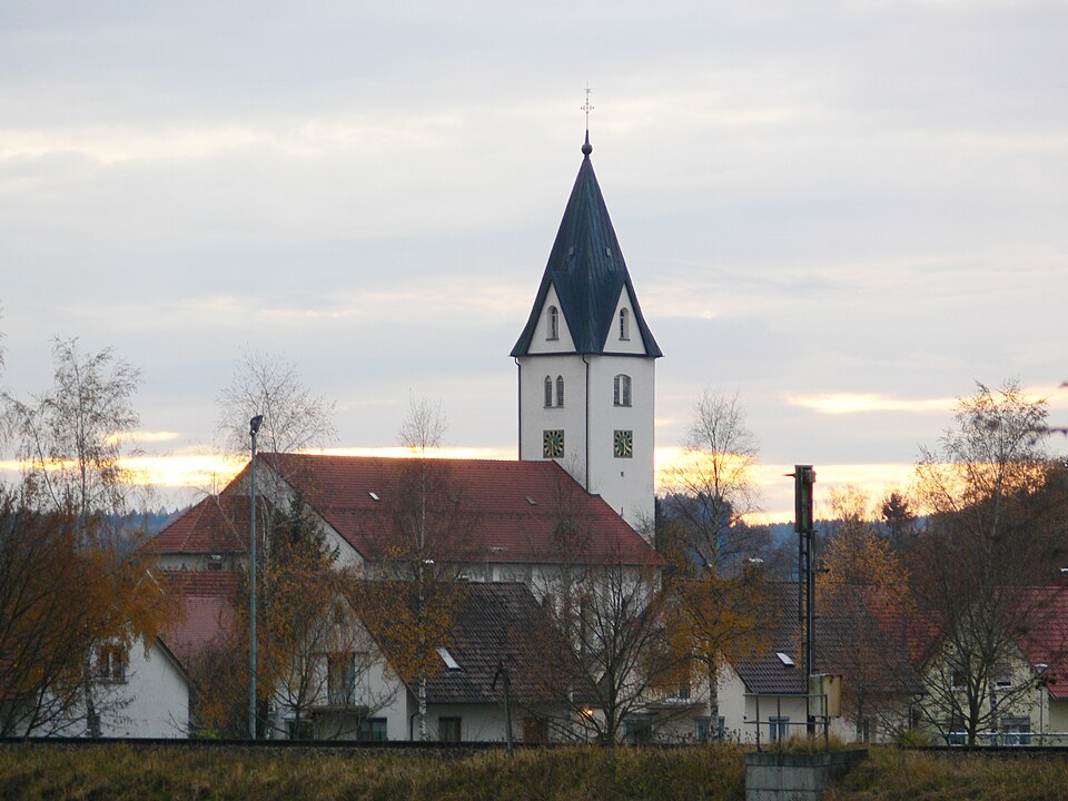 Wärmepumpe-Gurus in Aichstetten – Mit Pfarrkirche (Foto: Andreas Praefcke) Mit Pfarrkirche in Aichstetten – Wärmepumpe-Gurus vermittelt Fachbetriebe in Aichstetten