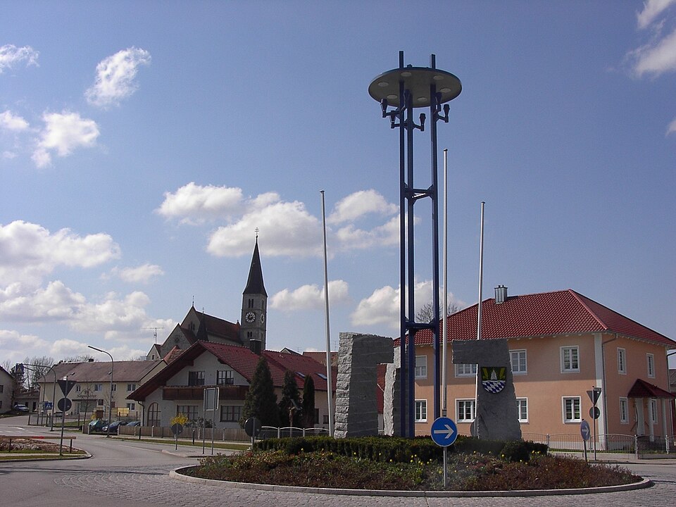 Wärmepumpe-Gurus in Aiterhofen – Ortsplatz (Foto: Jaellee) Ortsplatz in Aiterhofen – Wärmepumpe-Gurus vermittelt Fachbetriebe in Aiterhofen