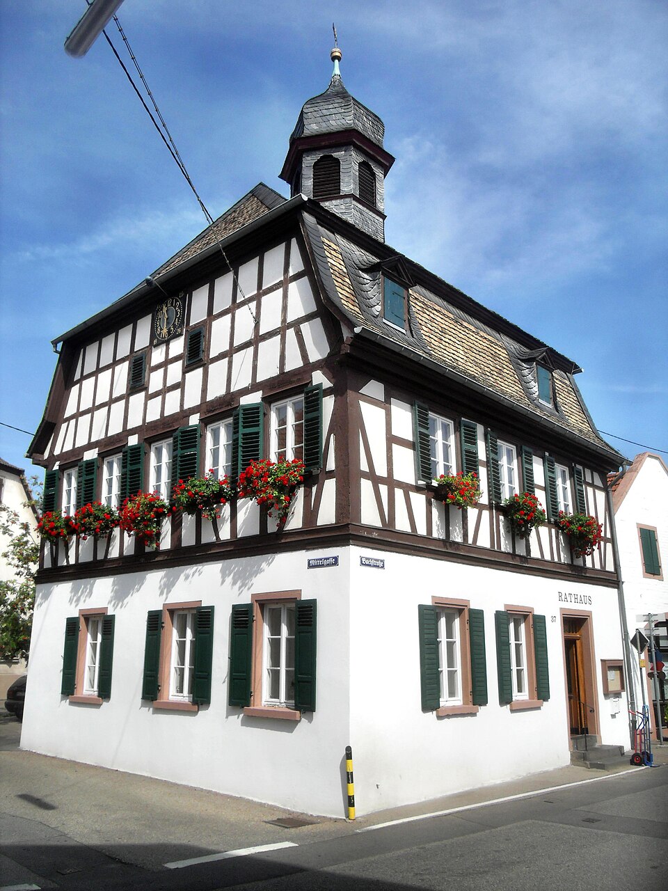 Wärmepumpe-Gurus in Alsheim – Rathaus- von Bachstraße (Foto: Wikimedia-User Jivee Blau) Rathaus- von Bachstraße in Alsheim – Wärmepumpe-Gurus vermittelt Fachbetriebe in Alsheim