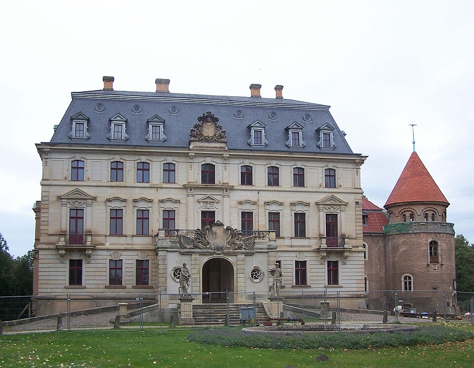 Wärmepumpe-Gurus in Altdöbern – Schloss (Foto: X-Weinzar) Schloss in Altdöbern – Wärmepumpe-Gurus vermittelt Fachbetriebe in Altdöbern