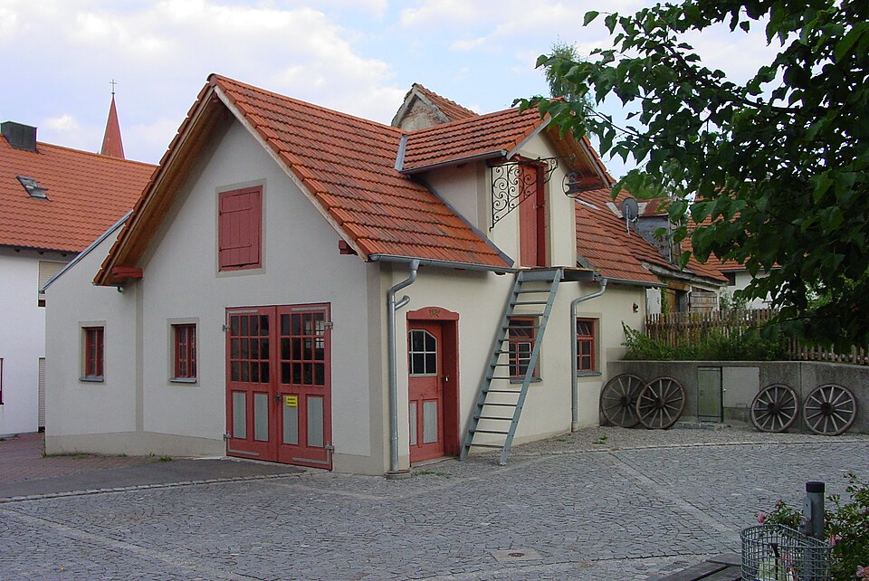 Wärmepumpe-Gurus in Althegnenberg – Dorfplatz (Foto: Tonidrexler) Dorfplatz in Althegnenberg – Wärmepumpe-Gurus vermittelt Fachbetriebe in Althegnenberg