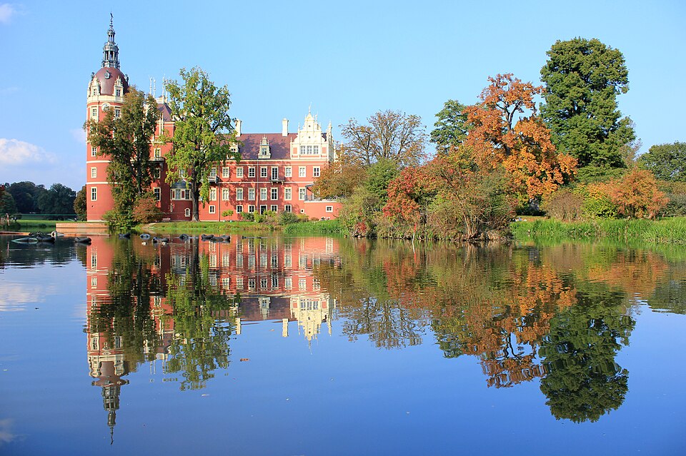 Wärmepumpe-Gurus in Bad Muskau / Mužakow – Neue Schloss (Foto: Kora27) Neue Schloss in Bad Muskau / Mužakow – Wärmepumpe-Gurus vermittelt Fachbetriebe in Bad Muskau / Mužakow
