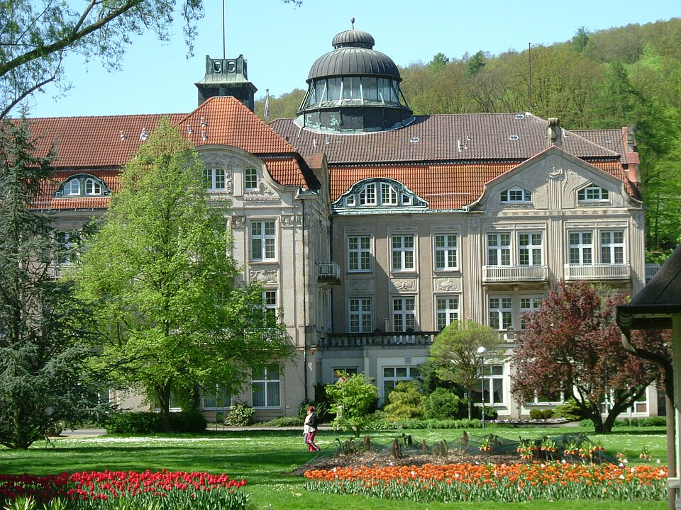 Wärmepumpe-Gurus in Bad Salzschlirf – Kurhaus kurpark (Foto: Geolina163) Kurhaus kurpark in Bad Salzschlirf – Wärmepumpe-Gurus vermittelt Fachbetriebe in Bad Salzschlirf