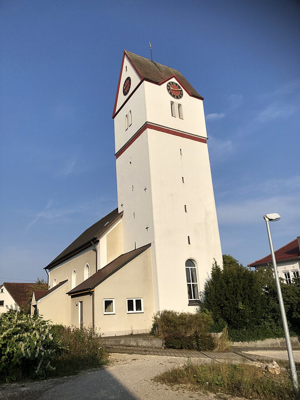 Wärmepumpe-Gurus in Beimerstetten – Petruskirche (Foto: Donauspatz) Petruskirche in Beimerstetten – Wärmepumpe-Gurus vermittelt Fachbetriebe in Beimerstetten