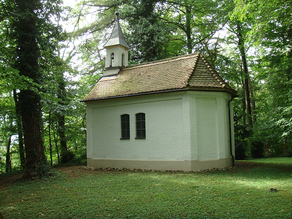 Wärmepumpe-Gurus in Bellenberg – Mariahilfkapelle auf dem Schlossberg (Foto: Unterillertaler) Mariahilfkapelle auf dem Schlossberg in Bellenberg – Wärmepumpe-Gurus vermittelt Fachbetriebe in Bellenberg