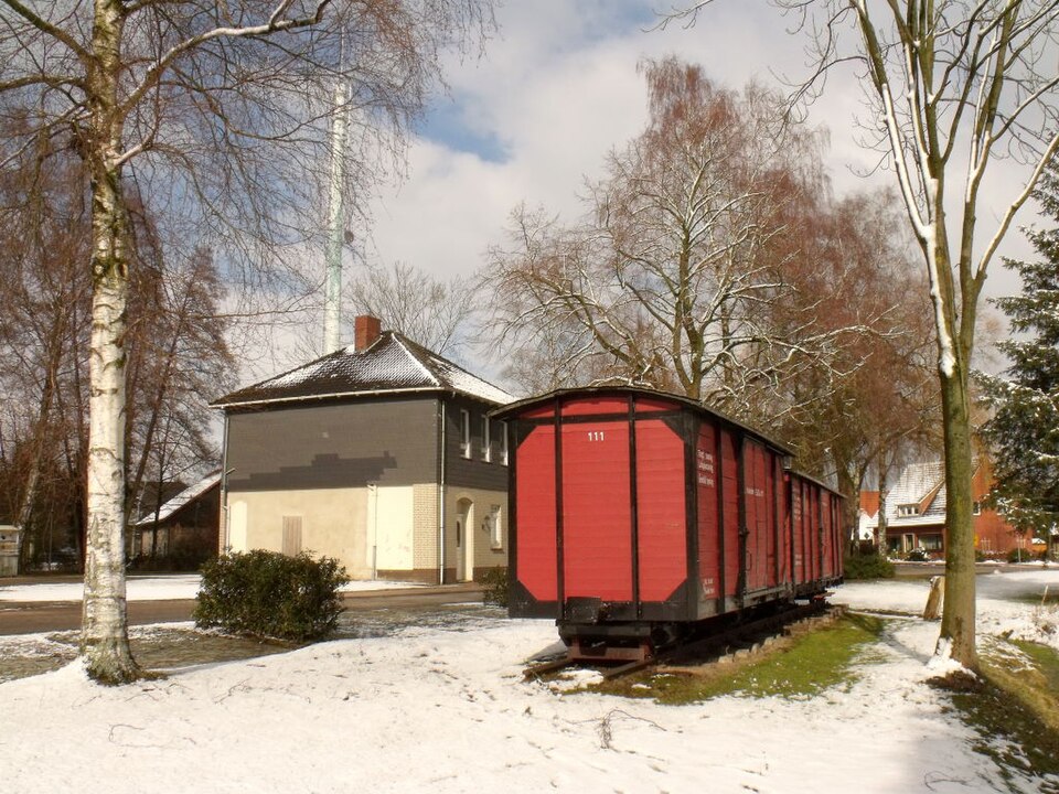 Wärmepumpe-Gurus in Berge – Kleinbahndenkmal (Foto: User:Stefan Kunzmann) Kleinbahndenkmal in Berge – Wärmepumpe-Gurus vermittelt Fachbetriebe in Berge