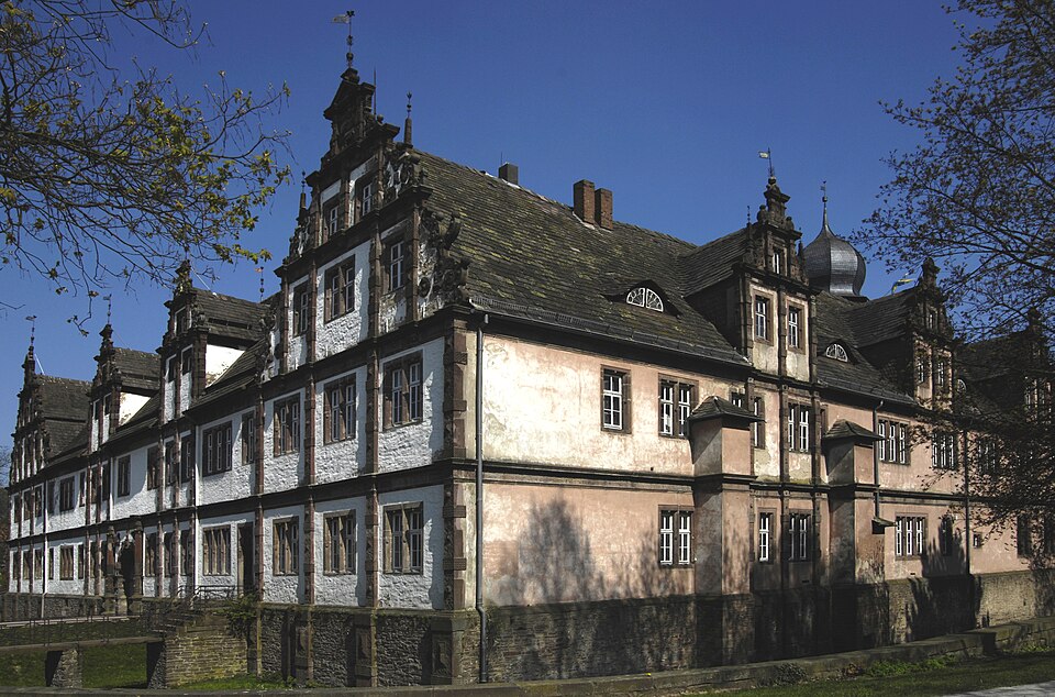 Wärmepumpe-Gurus in Bevern – Schloss (Foto: Varus111) Schloss in Bevern – Wärmepumpe-Gurus vermittelt Fachbetriebe in Bevern