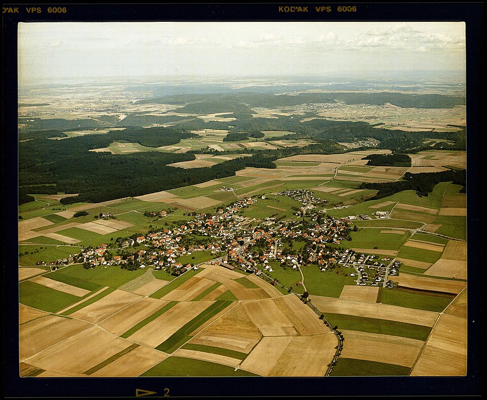 Wärmepumpe-Gurus in Bösingen – Luftbild (Foto: Merkler, Erich, Grosselfingen) Luftbild in Bösingen – Wärmepumpe-Gurus vermittelt Fachbetriebe in Bösingen
