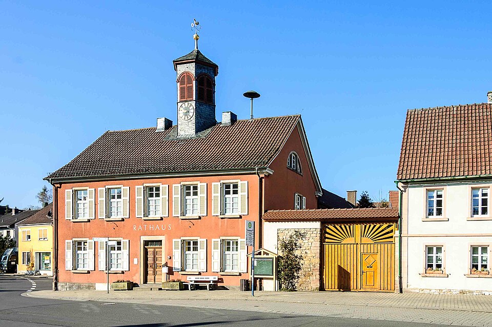 Wärmepumpe-Gurus in Bolanden – Hauptstraße Rathaus (Foto: Hyperboreas1) Hauptstraße Rathaus in Bolanden – Wärmepumpe-Gurus vermittelt Fachbetriebe in Bolanden