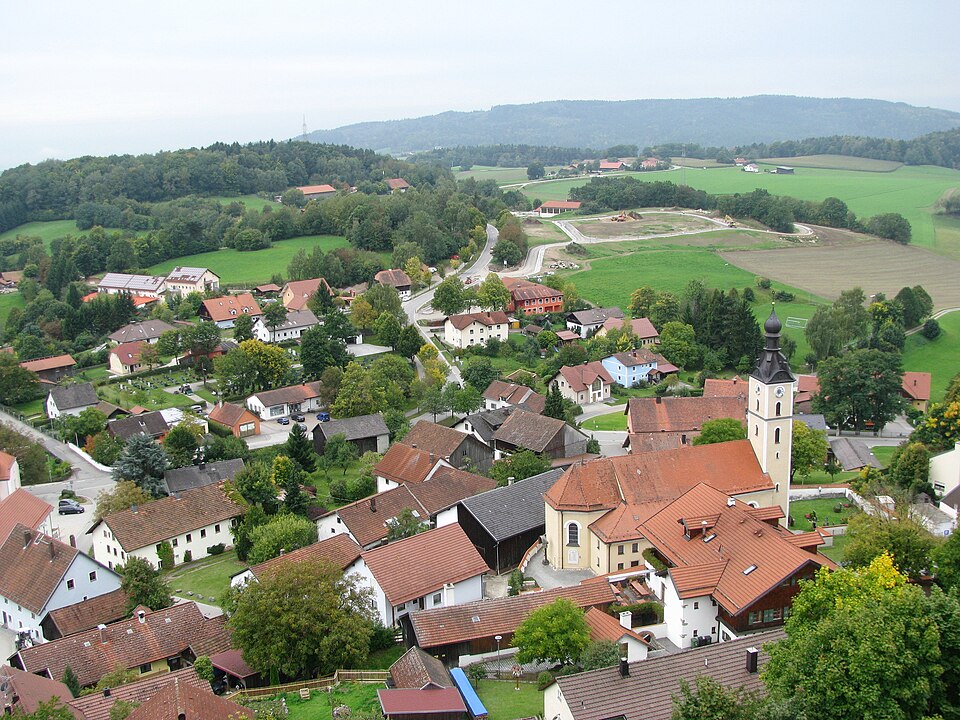 Wärmepumpe-Gurus in Brennberg – Burgruine (Foto: Gras-Ober) Burgruine in Brennberg – Wärmepumpe-Gurus vermittelt Fachbetriebe in Brennberg
