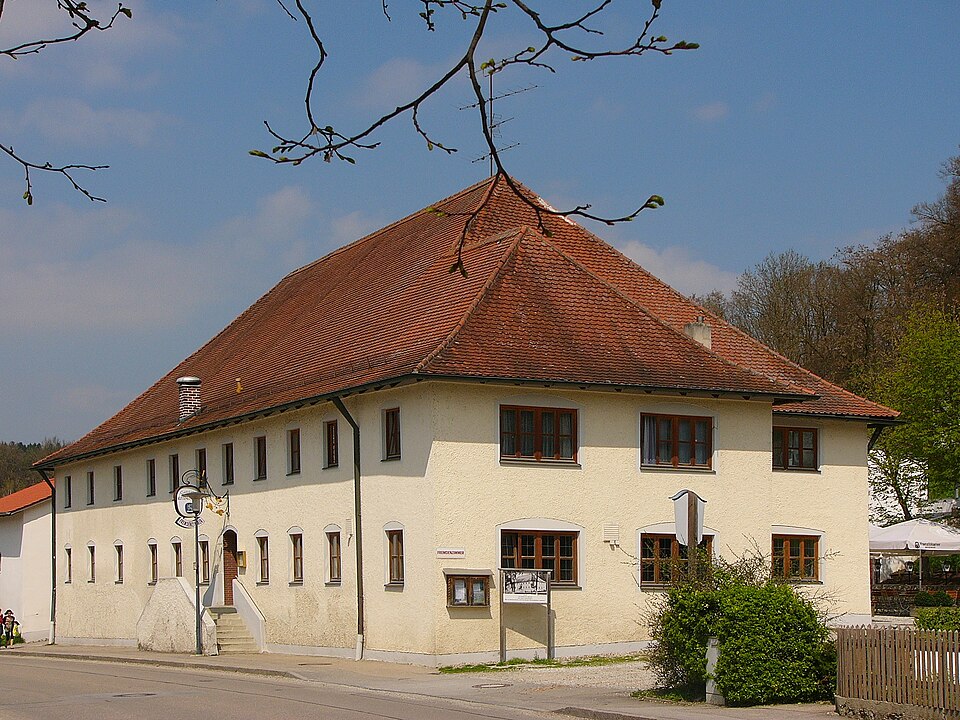 Wärmepumpe-Gurus in Buch a. Erlbach – Hauptstraße (Foto: Gliwi) Hauptstraße in Buch a. Erlbach – Wärmepumpe-Gurus vermittelt Fachbetriebe in Buch a. Erlbach