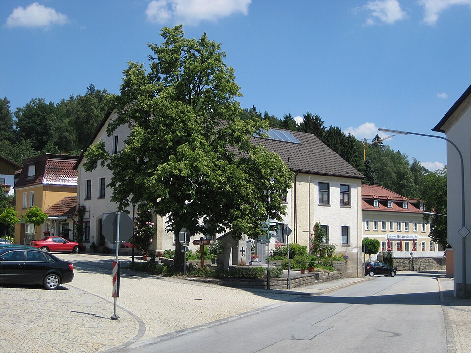 Wärmepumpe-Gurus in Büchlberg – Marktplatz (Foto: Aconcagua) Marktplatz in Büchlberg – Wärmepumpe-Gurus vermittelt Fachbetriebe in Büchlberg