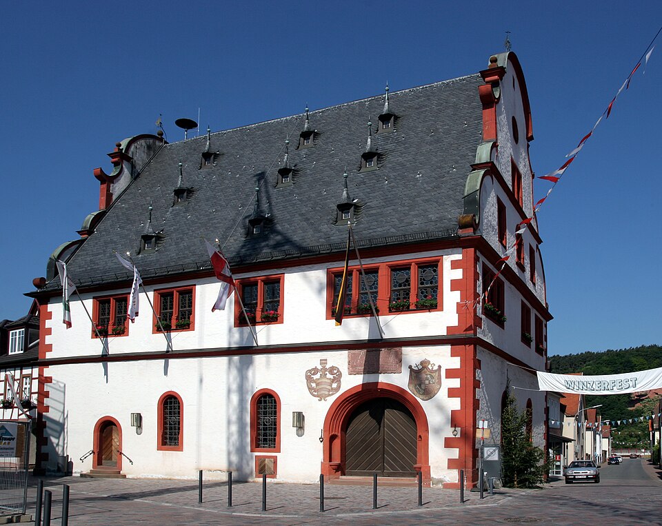 Wärmepumpe-Gurus in Bürgstadt – Rathaus (Foto: Kuebi = Armin Kübelbeck) Rathaus in Bürgstadt – Wärmepumpe-Gurus vermittelt Fachbetriebe in Bürgstadt
