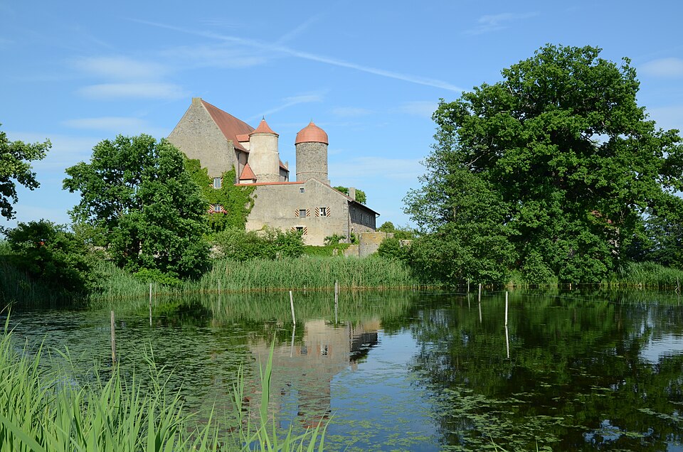 Wärmepumpe-Gurus in Burgoberbach – Schloss (Foto: Tilman2007) Schloss in Burgoberbach – Wärmepumpe-Gurus vermittelt Fachbetriebe in Burgoberbach