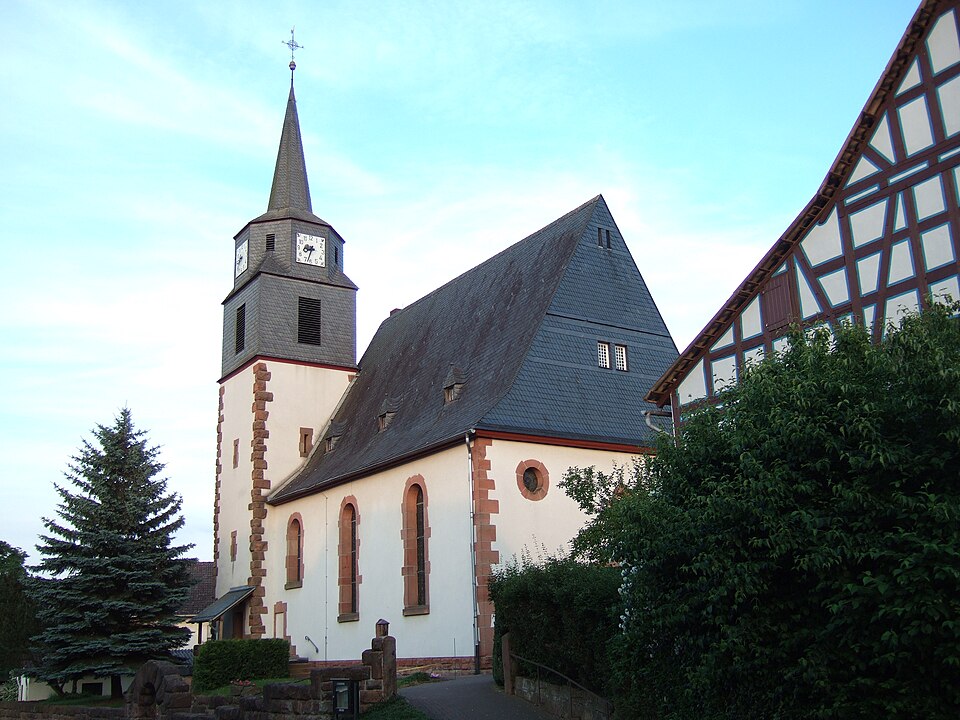 Wärmepumpe-Gurus in Burgwald – Evangelische Kirche (Foto: Maseltov) Evangelische Kirche in Burgwald – Wärmepumpe-Gurus vermittelt Fachbetriebe in Burgwald