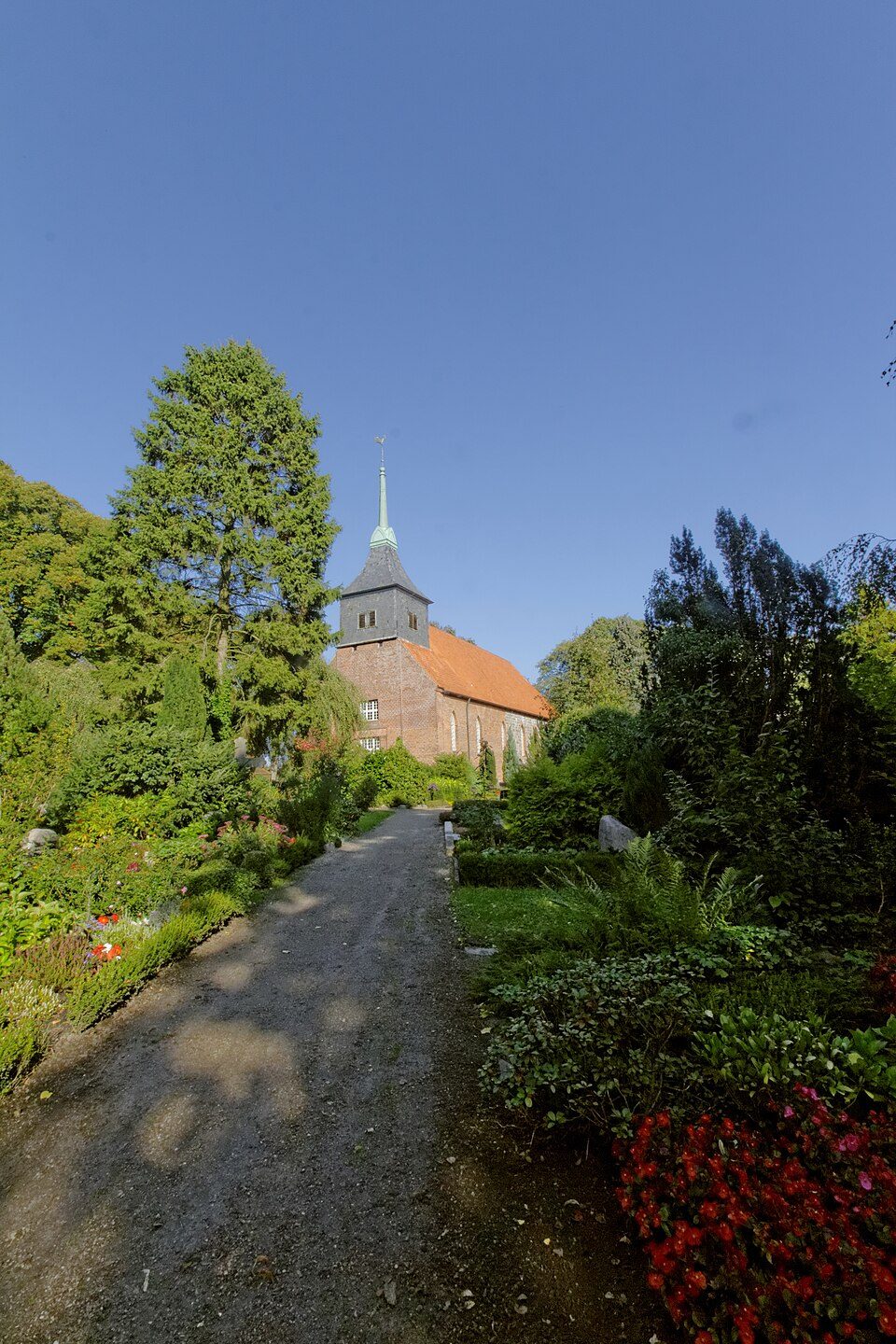 Wärmepumpe-Gurus in Dänischenhagen – Kirchenstrasse (Foto: Pelz) Kirchenstrasse in Dänischenhagen – Wärmepumpe-Gurus vermittelt Fachbetriebe in Dänischenhagen