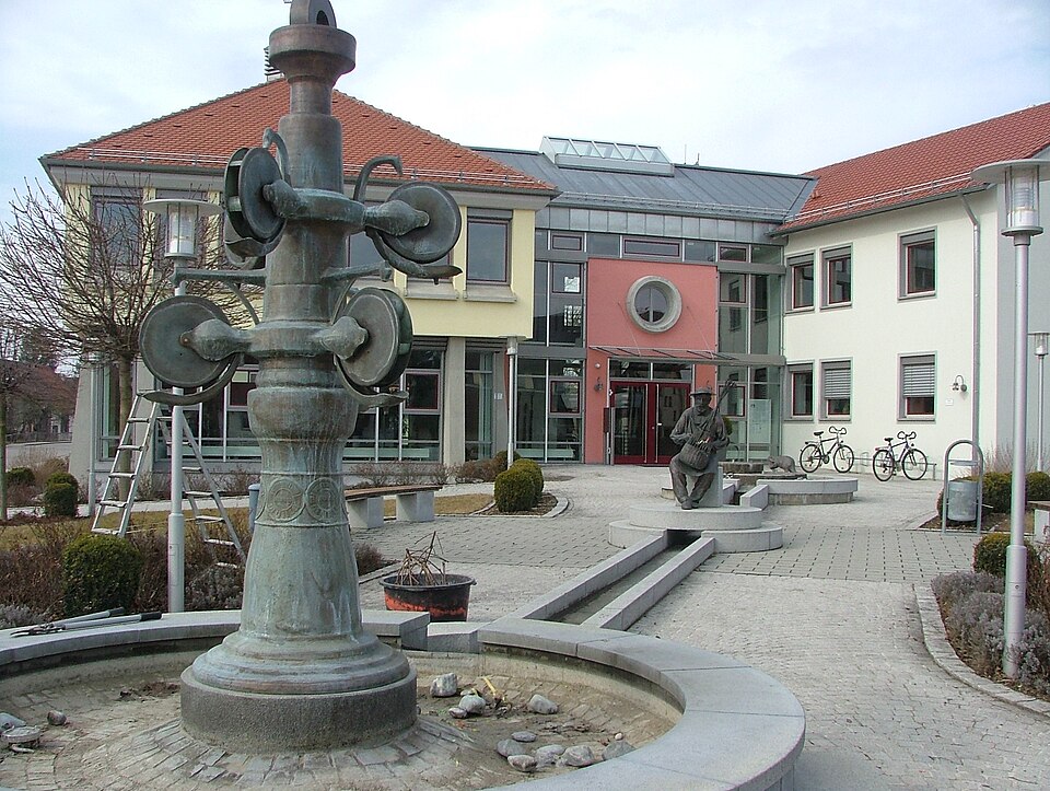 Wärmepumpe-Gurus in Dettingen an der Iller – Dorfbrunnen (Foto: Richard Mayer) Dorfbrunnen in Dettingen an der Iller – Wärmepumpe-Gurus vermittelt Fachbetriebe in Dettingen an der Iller