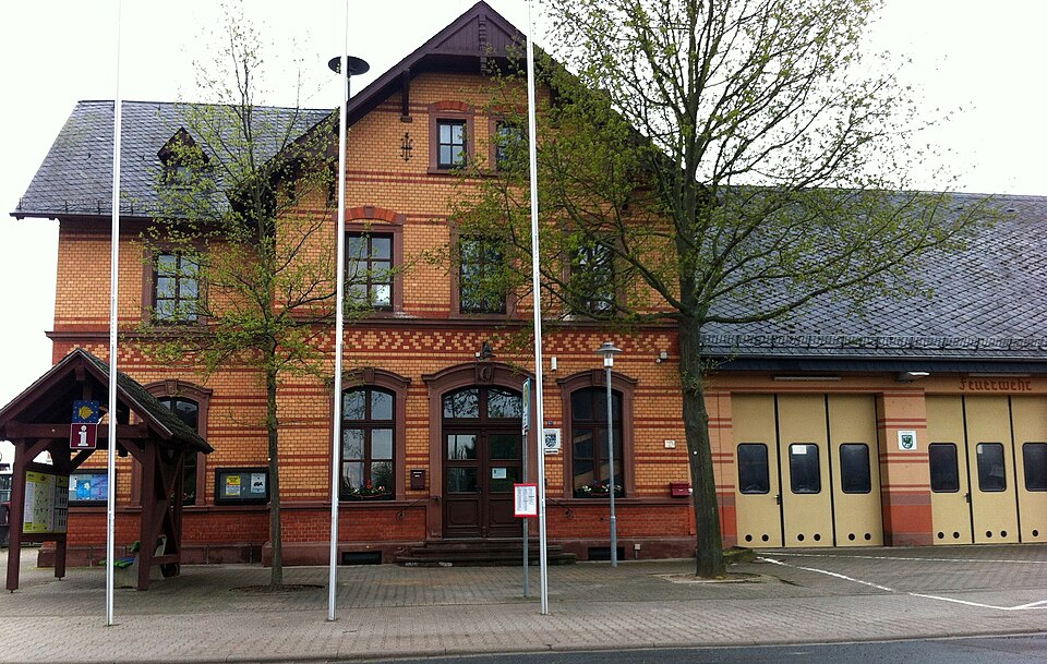 Wärmepumpe-Gurus in Dittelsheim-Heßloch – Ehemaliges Bahnhofsgebäude (Foto: Mattes191) Ehemaliges Bahnhofsgebäude in Dittelsheim-Heßloch – Wärmepumpe-Gurus vermittelt Fachbetriebe in Dittelsheim-Heßloch