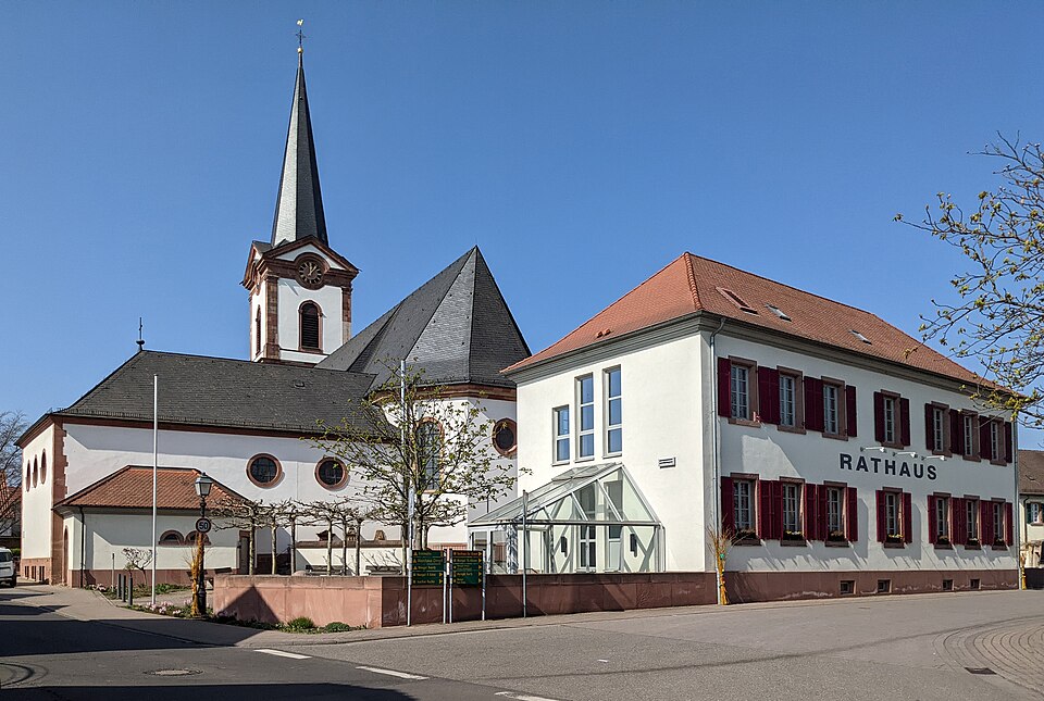 Wärmepumpe-Gurus in Edesheim – Ansicht von Edesheim (Foto: Gerd Eichmann) Wärmepumpe-Gurus in Edesheim – Ansicht von Edesheim