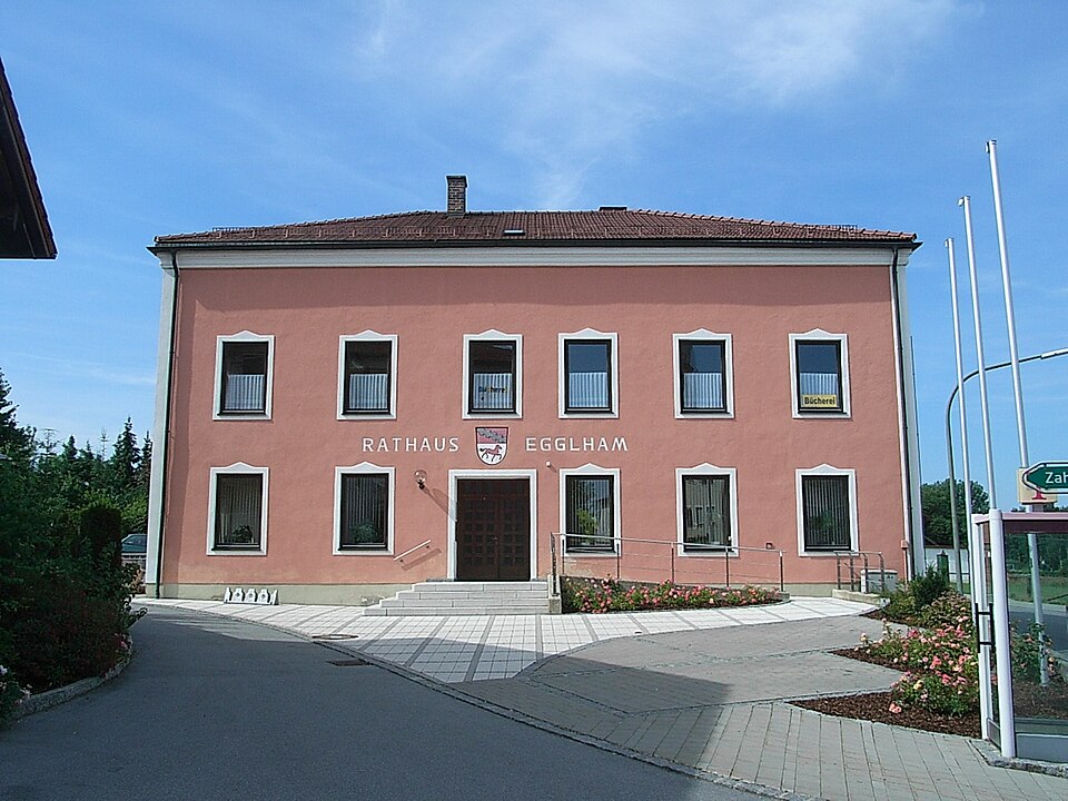 Wärmepumpe-Gurus in Egglham – Rathaus (Foto: Konrad Lackerbeck) Rathaus in Egglham – Wärmepumpe-Gurus vermittelt Fachbetriebe in Egglham