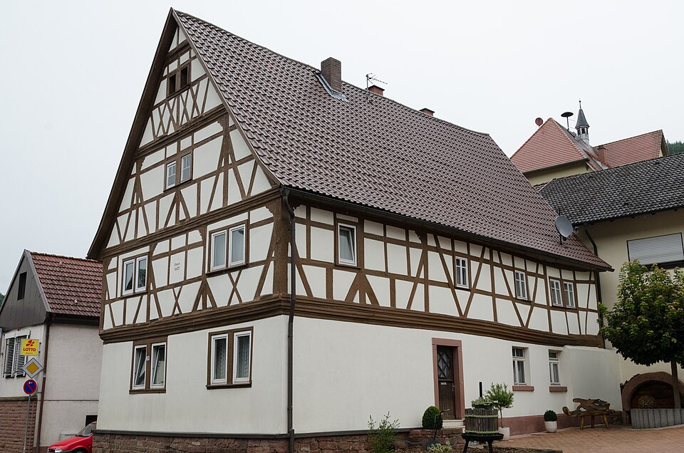 Wärmepumpe-Gurus in Eichenbühl – Hauptstraße (Foto: Tilman2007) Hauptstraße in Eichenbühl – Wärmepumpe-Gurus vermittelt Fachbetriebe in Eichenbühl