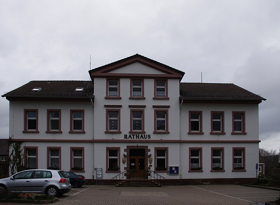 Wärmepumpe-Gurus in Eschershausen – Rathaus (Foto: Clemensfranz) Rathaus in Eschershausen – Wärmepumpe-Gurus vermittelt Fachbetriebe in Eschershausen