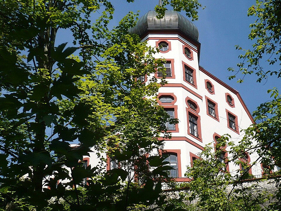 Wärmepumpe-Gurus in Eurasburg – Schloss (Foto: Usien) Schloss in Eurasburg – Wärmepumpe-Gurus vermittelt Fachbetriebe in Eurasburg