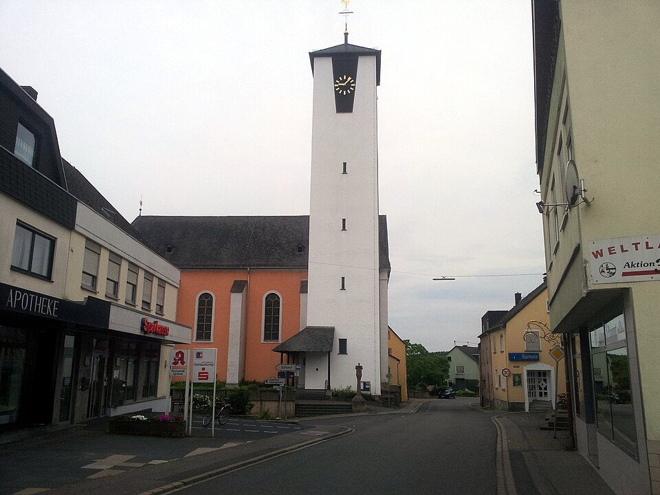 Wärmepumpe-Gurus in Föhren – Hauptstraße mit Kirche (Foto: P170) Hauptstraße mit Kirche in Föhren – Wärmepumpe-Gurus vermittelt Fachbetriebe in Föhren