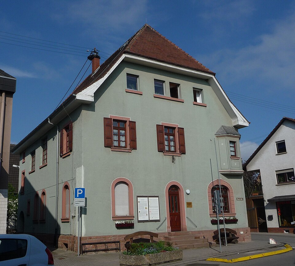 Wärmepumpe-Gurus in Fußgönheim – Rathaus (Foto: Immanuel Giel) Rathaus in Fußgönheim – Wärmepumpe-Gurus vermittelt Fachbetriebe in Fußgönheim