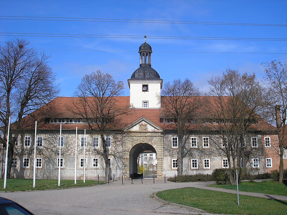 Wärmepumpe-Gurus in Gebesee – Vorderhaus Schloss (Foto: Michael Sander) Vorderhaus Schloss in Gebesee – Wärmepumpe-Gurus vermittelt Fachbetriebe in Gebesee