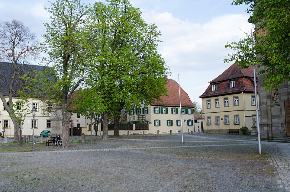 Wärmepumpe-Gurus in Grafenrheinfeld – Kirchplatz (Foto: Tilman2007) Kirchplatz in Grafenrheinfeld – Wärmepumpe-Gurus vermittelt Fachbetriebe in Grafenrheinfeld
