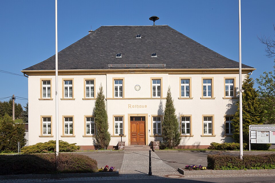 Wärmepumpe-Gurus in Großhartmannsdorf – Rathaus (Foto: Unukorno) Rathaus in Großhartmannsdorf – Wärmepumpe-Gurus vermittelt Fachbetriebe in Großhartmannsdorf