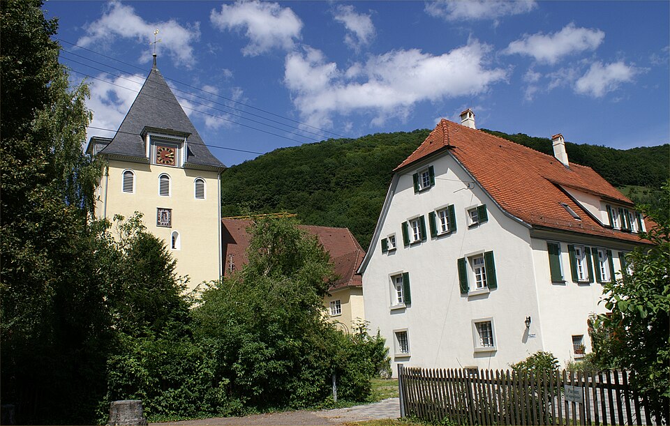 Wärmepumpe-Gurus in Gruibingen – Kirche und Pfarrhaus (Foto: Dr. Eugen Lehle) Kirche und Pfarrhaus in Gruibingen – Wärmepumpe-Gurus vermittelt Fachbetriebe in Gruibingen