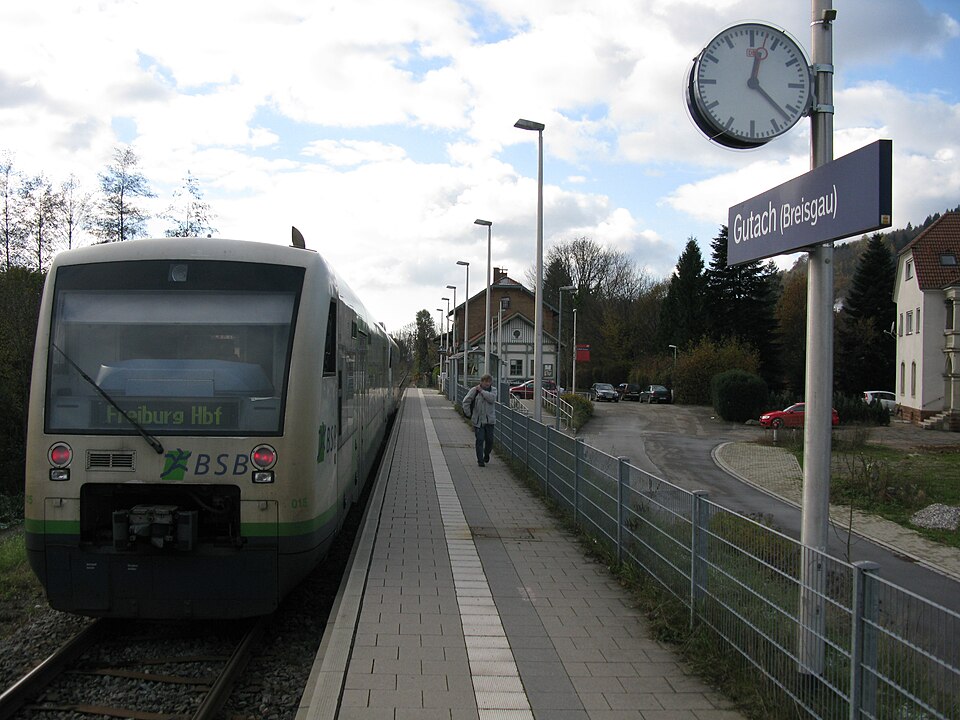 Wärmepumpe-Gurus in Gutach im Breisgau – Bahnhof (Foto: Andreas Schwarzkopf) Bahnhof in Gutach im Breisgau – Wärmepumpe-Gurus vermittelt Fachbetriebe in Gutach im Breisgau