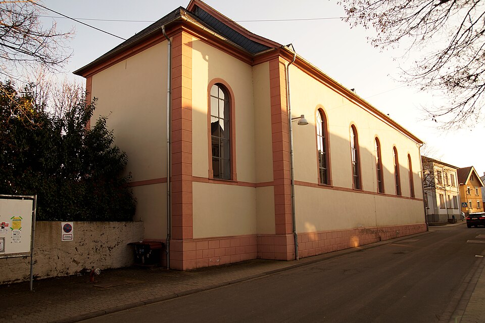Wärmepumpe-Gurus in Hackenheim – Christuskirche (Foto: Nneuni) Christuskirche in Hackenheim – Wärmepumpe-Gurus vermittelt Fachbetriebe in Hackenheim