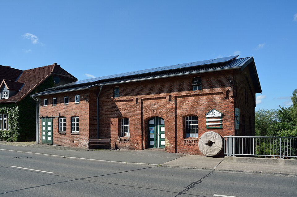 Wärmepumpe-Gurus in Hanerau-Hademarschen – Ansicht von Hanerau-Hademarschen (Foto: Nightflyer 19:45, 4 August 2015) Wärmepumpe-Gurus in Hanerau-Hademarschen – Ansicht von Hanerau-Hademarschen