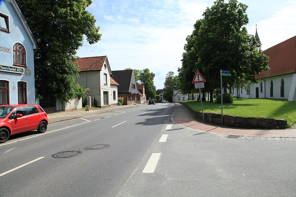Wärmepumpe-Gurus in Hennstedt – Kirchenstraße (Foto: Frank Vincentz) Kirchenstraße in Hennstedt – Wärmepumpe-Gurus vermittelt Fachbetriebe in Hennstedt