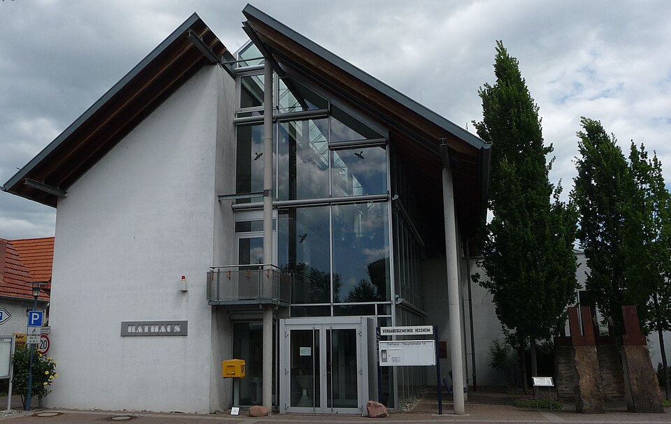 Wärmepumpe-Gurus in Heßheim – Rathaus (Foto: Immanuel Giel) Rathaus in Heßheim – Wärmepumpe-Gurus vermittelt Fachbetriebe in Heßheim