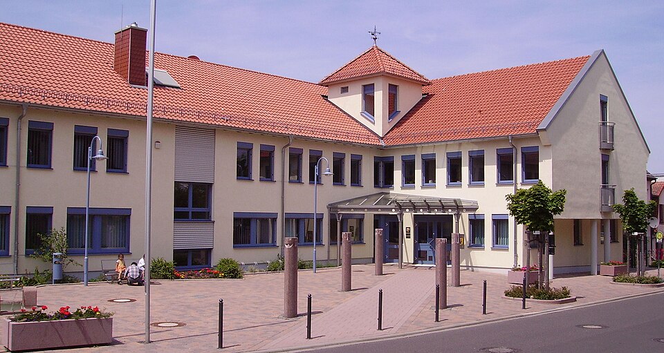 Wärmepumpe-Gurus in Hettenleidelheim – Rathaus (Foto: Immanuel Giel) Rathaus in Hettenleidelheim – Wärmepumpe-Gurus vermittelt Fachbetriebe in Hettenleidelheim