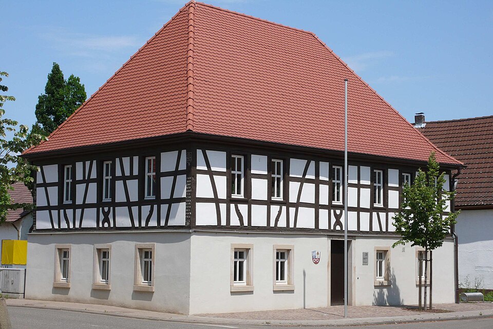 Wärmepumpe-Gurus in Hochdorf-Assenheim – Historisches Rathaus (Foto: Prekario) Historisches Rathaus in Hochdorf-Assenheim – Wärmepumpe-Gurus vermittelt Fachbetriebe in Hochdorf-Assenheim