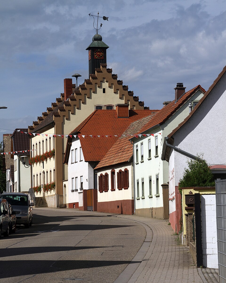 Wärmepumpe-Gurus in Hördt – Ansicht von Hördt (Foto: Gerd Eichmann) Wärmepumpe-Gurus in Hördt – Ansicht von Hördt