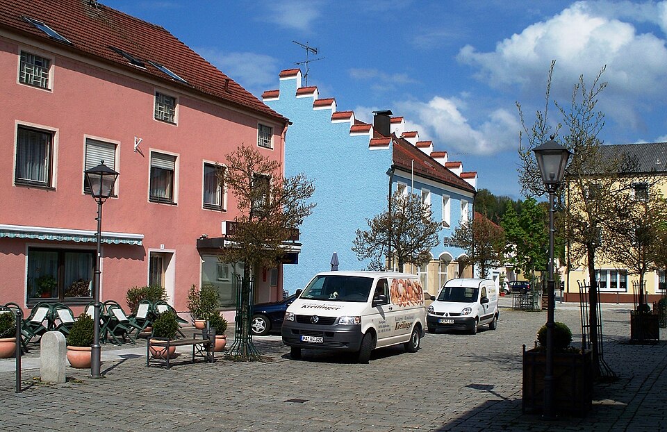 Wärmepumpe-Gurus in Hofkirchen – Marktplatz (Foto: High Contrast) Marktplatz in Hofkirchen – Wärmepumpe-Gurus vermittelt Fachbetriebe in Hofkirchen