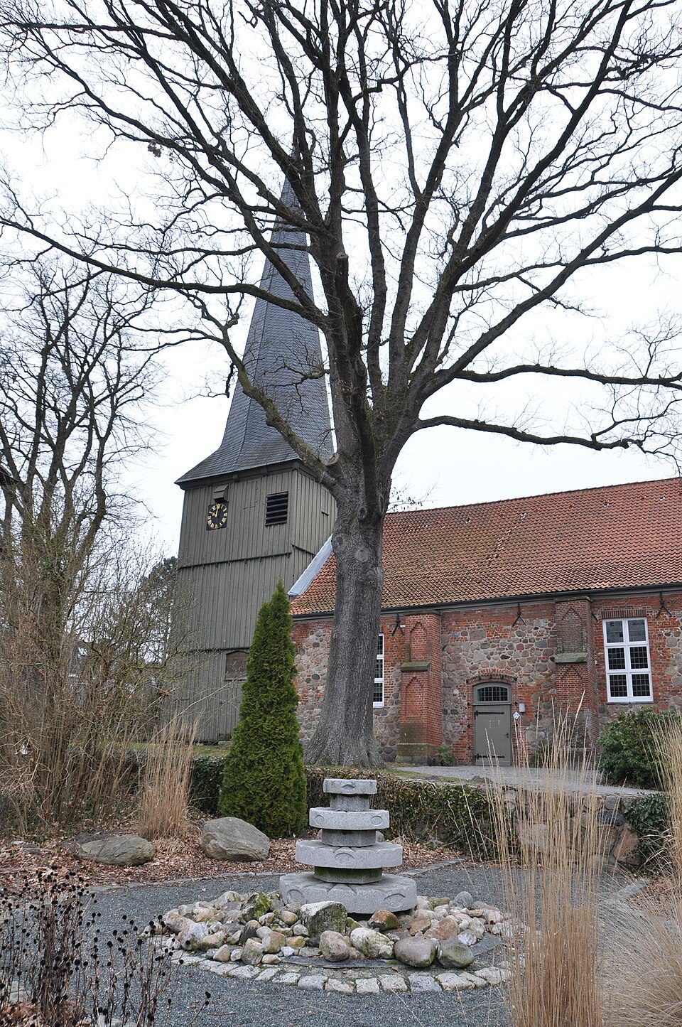 Wärmepumpe-Gurus in Hollenstedt – Glockenturm Kirche (Foto: ClausNe) Glockenturm Kirche in Hollenstedt – Wärmepumpe-Gurus vermittelt Fachbetriebe in Hollenstedt