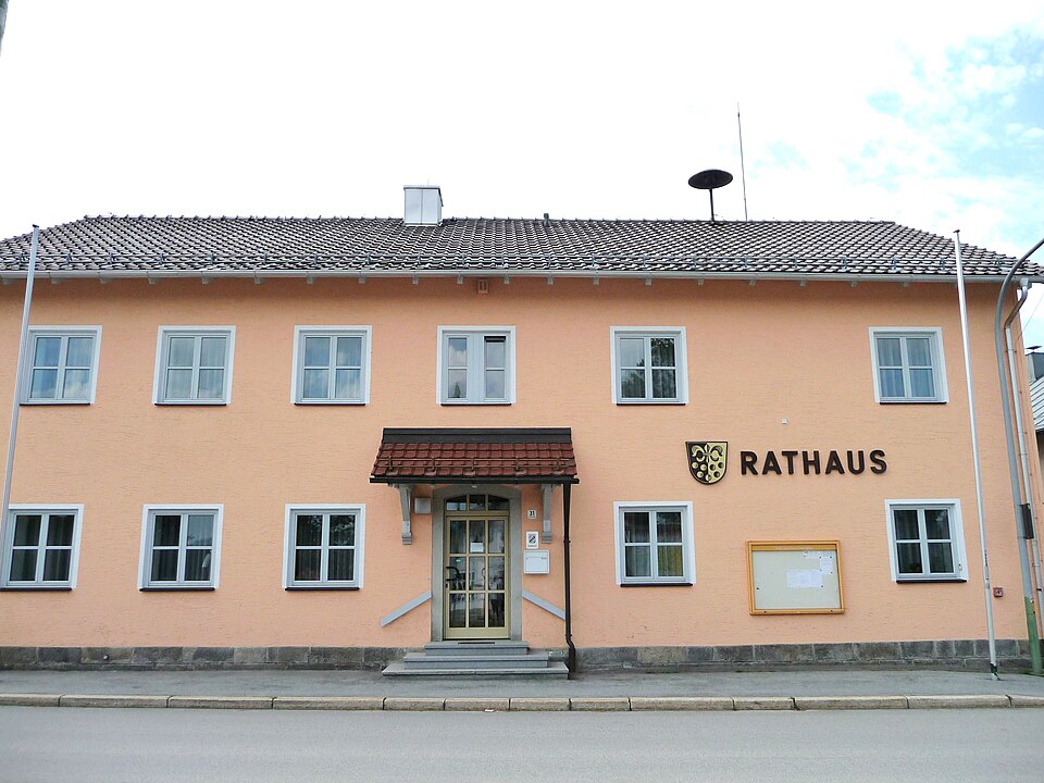 Wärmepumpe-Gurus in Jandelsbrunn – Rathaus (Foto: Konrad Lackerbeck) Rathaus in Jandelsbrunn – Wärmepumpe-Gurus vermittelt Fachbetriebe in Jandelsbrunn