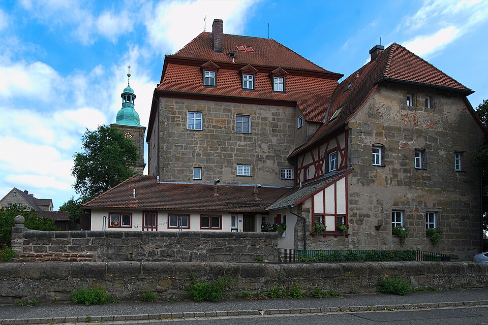 Wärmepumpe-Gurus in Kalchreuth – Schloss (Foto: Ailura) Schloss in Kalchreuth – Wärmepumpe-Gurus vermittelt Fachbetriebe in Kalchreuth