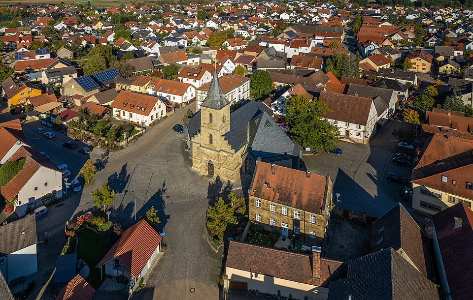 Wärmepumpe-Gurus in Kemmern – Kirche Luftbild (Foto: Ermell) Kirche Luftbild in Kemmern – Wärmepumpe-Gurus vermittelt Fachbetriebe in Kemmern