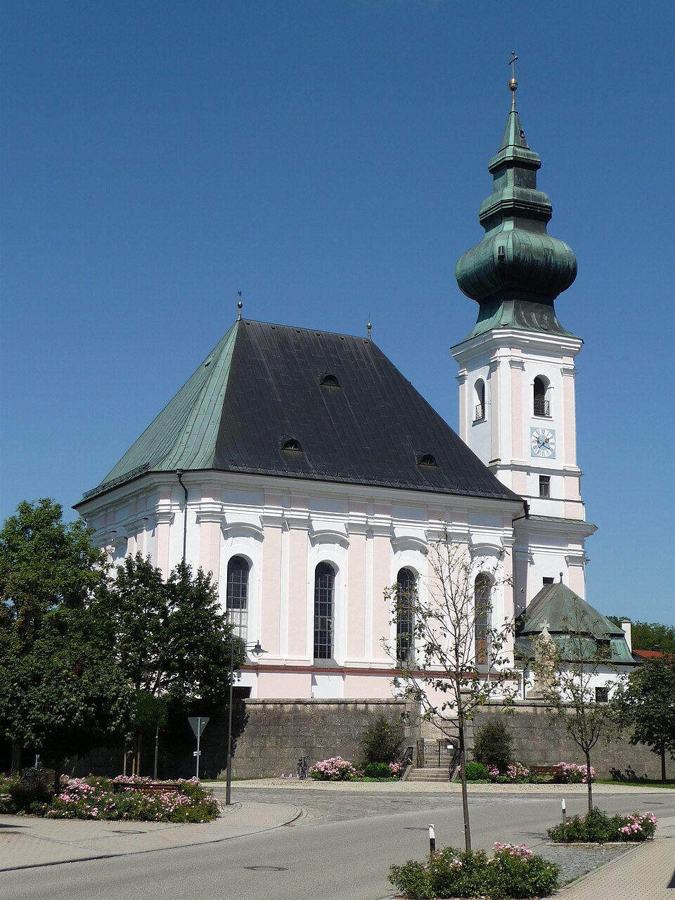 Wärmepumpe-Gurus in Kirchweidach – Pfarrkirche (Foto: Konrad Lackerbeck) Pfarrkirche in Kirchweidach – Wärmepumpe-Gurus vermittelt Fachbetriebe in Kirchweidach
