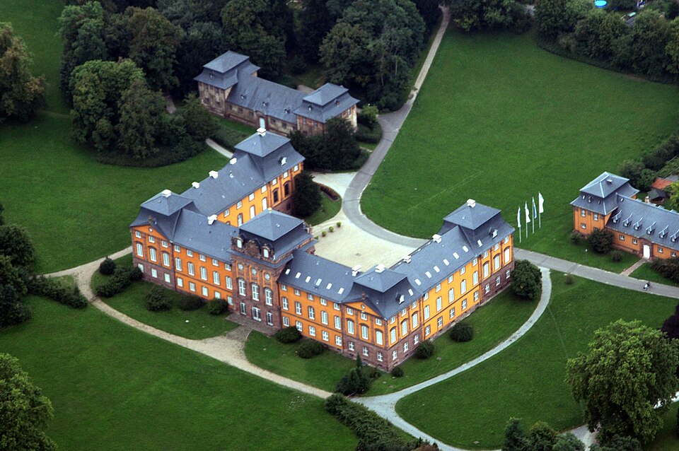 Wärmepumpe-Gurus in Kleinheubach – Schloss (Foto: Fritz Geller-Grimm supported by Rüdiger Wandke) Schloss in Kleinheubach – Wärmepumpe-Gurus vermittelt Fachbetriebe in Kleinheubach